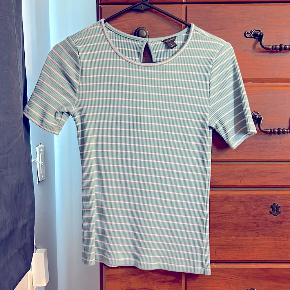 Anne Taylor tee, key hole loop on back. Size small